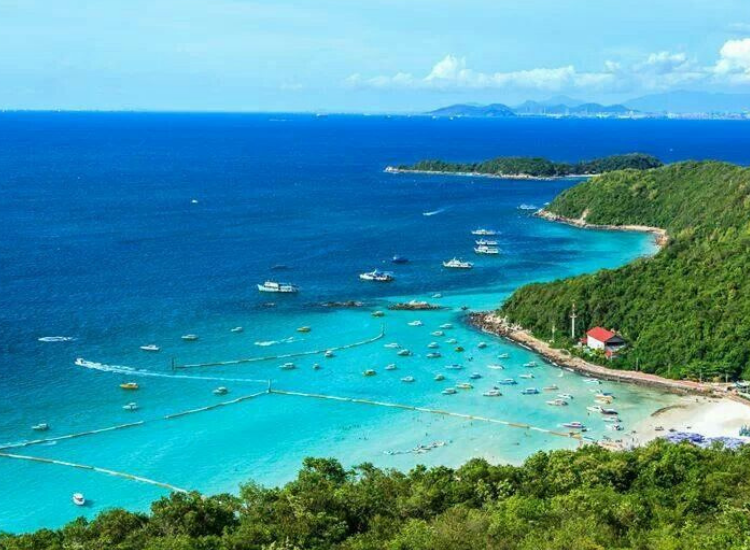 Bãi biển Pattaya với làn nước xanh và bãi cát trắng – điểm đến nổi bật trong du lịch Thái Lan lễ 30/4